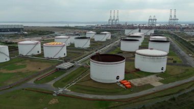 Londra Gateway Limanı 'ndaki büyük yakıt deposu ve petrol deposunun en tepedeki hava aracı görüntüsünde endüstriyel tanklar ve altyapı yer alıyor..