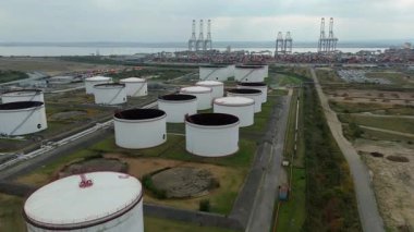 Londra Gateway Limanı 'ndaki büyük yakıt deposu ve petrol deposunun en tepedeki hava aracı görüntüsünde endüstriyel tanklar ve altyapı yer alıyor..