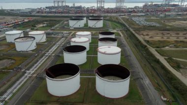 Londra Gateway Limanı 'ndaki büyük yakıt deposu ve petrol deposunun en tepedeki hava aracı görüntüsünde endüstriyel tanklar ve altyapı yer alıyor..