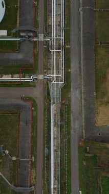 Londra Gateway Limanı 'ndaki büyük yakıt deposu ve petrol deposunun en tepedeki hava aracı görüntüsünde endüstriyel tanklar ve altyapı yer alıyor..