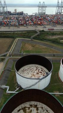 Londra Gateway Limanı 'ndaki büyük yakıt deposu ve petrol deposunun en tepedeki hava aracı görüntüsünde endüstriyel tanklar ve altyapı yer alıyor..