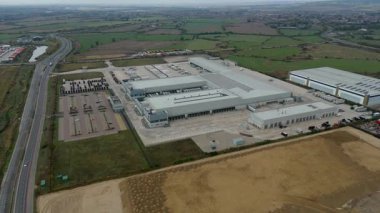 Londra Gateway Port, İngiltere 'deki endüstriyel depoların ve iş lojistik bölgesinin hava görüntüsü