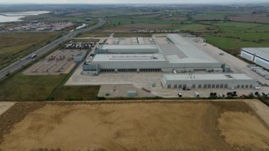 Londra Gateway Port, İngiltere 'deki endüstriyel depoların ve iş lojistik bölgesinin hava görüntüsü