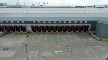 Londra Gateway Port, İngiltere 'deki endüstriyel depoların ve iş lojistik bölgesinin hava görüntüsü