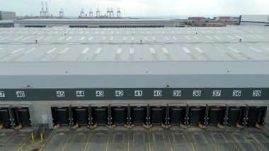 Londra Gateway Port, İngiltere 'deki endüstriyel depoların ve iş lojistik bölgesinin hava görüntüsü