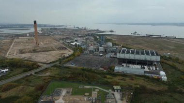 Baca yığınları, soğutma kuleleri ve türbinleri, enerji üretimi kömür ateşlenmesi ve gaz yakıtlı elektrik ve İngiltere 'nin fosil yakıtları ile büyük bir enerji santralinin havadan görüntüsü.