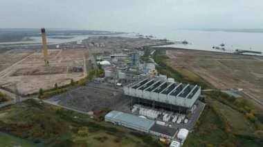 Baca yığınları, soğutma kuleleri ve türbinleri, enerji üretimi kömür ateşlenmesi ve gaz yakıtlı elektrik ve İngiltere 'nin fosil yakıtları ile büyük bir enerji santralinin havadan görüntüsü.