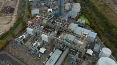 Baca yığınları, soğutma kuleleri ve türbinleri, enerji üretimi kömür ateşlenmesi ve gaz yakıtlı elektrik ve İngiltere 'nin fosil yakıtları ile büyük bir enerji santralinin havadan görüntüsü.