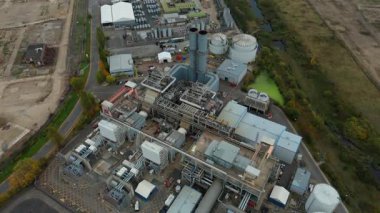 Baca yığınları, soğutma kuleleri ve türbinleri, enerji üretimi kömür ateşlenmesi ve gaz yakıtlı elektrik ve İngiltere 'nin fosil yakıtları ile büyük bir enerji santralinin havadan görüntüsü.