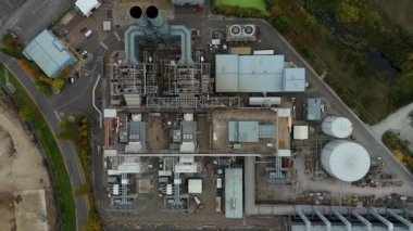 Baca yığınları, soğutma kuleleri ve türbinleri, enerji üretimi kömür ateşlenmesi ve gaz yakıtlı elektrik ve İngiltere 'nin fosil yakıtları ile büyük bir enerji santralinin havadan görüntüsü.