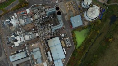 Baca yığınları, soğutma kuleleri ve türbinleri, enerji üretimi kömür ateşlenmesi ve gaz yakıtlı elektrik ve İngiltere 'nin fosil yakıtları ile büyük bir enerji santralinin havadan görüntüsü.