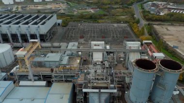 Baca yığınları, soğutma kuleleri ve türbinleri, enerji üretimi kömür ateşlenmesi ve gaz yakıtlı elektrik ve İngiltere 'nin fosil yakıtları ile büyük bir enerji santralinin havadan görüntüsü.