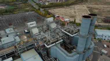 Baca yığınları, soğutma kuleleri ve türbinleri, enerji üretimi kömür ateşlenmesi ve gaz yakıtlı elektrik ve İngiltere 'nin fosil yakıtları ile büyük bir enerji santralinin havadan görüntüsü.