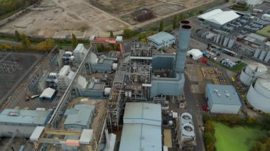 Baca yığınları, soğutma kuleleri ve türbinleri, enerji üretimi kömür ateşlenmesi ve gaz yakıtlı elektrik ve İngiltere 'nin fosil yakıtları ile büyük bir enerji santralinin havadan görüntüsü.