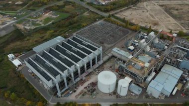 Baca yığınları, soğutma kuleleri ve türbinleri, enerji üretimi kömür ateşlenmesi ve gaz yakıtlı elektrik ve İngiltere 'nin fosil yakıtları ile büyük bir enerji santralinin havadan görüntüsü.