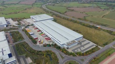 Londra Gateway Port, İngiltere 'deki endüstriyel depoların ve iş lojistik bölgesinin hava görüntüsü