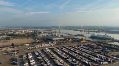 Kraliçe 2. Elizabeth Köprüsü yakınlarındaki Purfleet sanayi bölgesi ve Thames liman altyapısının hava görüntüsü