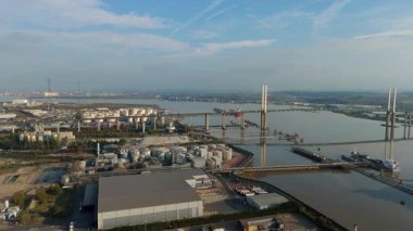 Kraliçe 2. Elizabeth Köprüsü yakınlarındaki Purfleet sanayi bölgesi ve Thames liman altyapısının hava görüntüsü