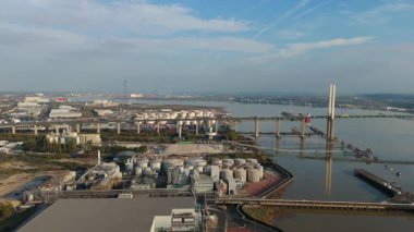 Kraliçe 2. Elizabeth Köprüsü yakınlarındaki Purfleet sanayi bölgesi ve Thames liman altyapısının hava görüntüsü