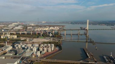 Kraliçe 2. Elizabeth Köprüsü yakınlarındaki Purfleet sanayi bölgesi ve Thames liman altyapısının hava görüntüsü