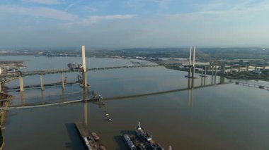 Kraliçe 2. Elizabeth Köprüsü yakınlarındaki Purfleet sanayi bölgesi ve Thames liman altyapısının hava görüntüsü