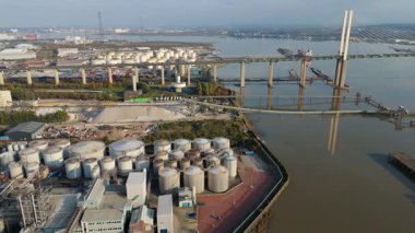 Kraliçe 2. Elizabeth Köprüsü yakınlarındaki Purfleet sanayi bölgesi ve Thames liman altyapısının hava görüntüsü