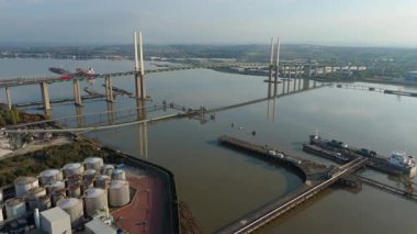 Kraliçe 2. Elizabeth Köprüsü yakınlarındaki Purfleet sanayi bölgesi ve Thames liman altyapısının hava görüntüsü
