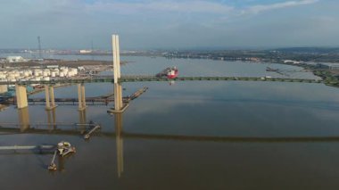 Kraliçe 2. Elizabeth Köprüsü yakınlarındaki Purfleet sanayi bölgesi ve Thames liman altyapısının hava görüntüsü