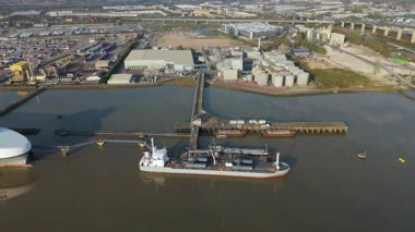 Kraliçe 2. Elizabeth Köprüsü yakınlarındaki Purfleet sanayi bölgesi ve Thames liman altyapısının hava görüntüsü