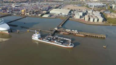 Kraliçe 2. Elizabeth Köprüsü yakınlarındaki Purfleet sanayi bölgesi ve Thames liman altyapısının hava görüntüsü