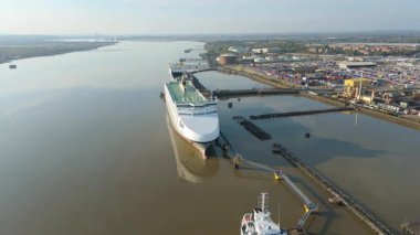 Kraliçe 2. Elizabeth Köprüsü yakınlarındaki Purfleet sanayi bölgesi ve Thames liman altyapısının hava görüntüsü