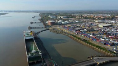 Kraliçe 2. Elizabeth Köprüsü yakınlarındaki Purfleet sanayi bölgesi ve Thames liman altyapısının hava görüntüsü