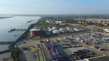 Kraliçe 2. Elizabeth Köprüsü yakınlarındaki Purfleet sanayi bölgesi ve Thames liman altyapısının hava görüntüsü