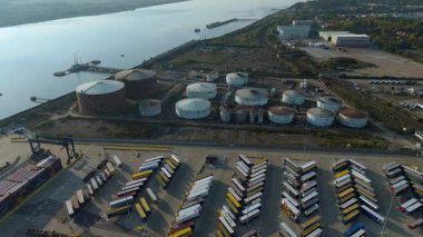 Kraliçe 2. Elizabeth Köprüsü yakınlarındaki Purfleet sanayi bölgesi ve Thames liman altyapısının hava görüntüsü