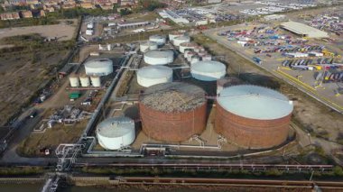 Kraliçe 2. Elizabeth Köprüsü yakınlarındaki Purfleet sanayi bölgesi ve Thames liman altyapısının hava görüntüsü