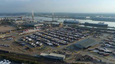 Kraliçe 2. Elizabeth Köprüsü yakınlarındaki Purfleet sanayi bölgesi ve Thames liman altyapısının hava görüntüsü
