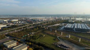 Kraliçe 2. Elizabeth Köprüsü yakınlarındaki Purfleet sanayi bölgesi ve Thames liman altyapısının hava görüntüsü