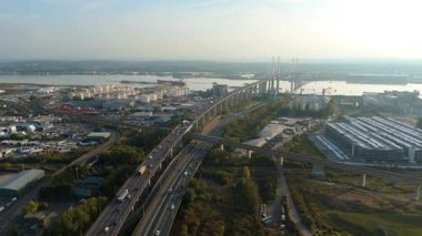Kraliçe 2. Elizabeth Köprüsü yakınlarındaki Purfleet sanayi bölgesi ve Thames liman altyapısının hava görüntüsü