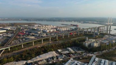 Kraliçe 2. Elizabeth Köprüsü yakınlarındaki Purfleet sanayi bölgesi ve Thames liman altyapısının hava görüntüsü