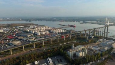 Kraliçe 2. Elizabeth Köprüsü yakınlarındaki Purfleet sanayi bölgesi ve Thames liman altyapısının hava görüntüsü