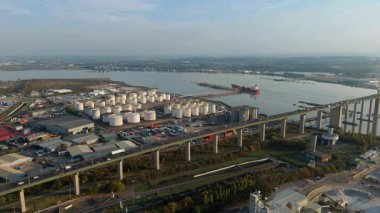 Kraliçe 2. Elizabeth Köprüsü yakınlarındaki Purfleet sanayi bölgesi ve Thames liman altyapısının hava görüntüsü