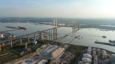 Kraliçe 2. Elizabeth Köprüsü yakınlarındaki Purfleet sanayi bölgesi ve Thames liman altyapısının hava görüntüsü