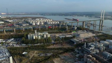 Kraliçe 2. Elizabeth Köprüsü yakınlarındaki Purfleet sanayi bölgesi ve Thames liman altyapısının hava görüntüsü