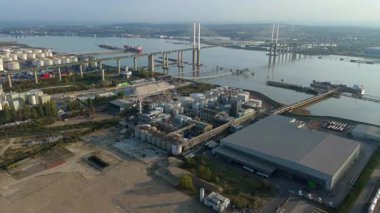 Kraliçe 2. Elizabeth Köprüsü yakınlarındaki Purfleet sanayi bölgesi ve Thames liman altyapısının hava görüntüsü
