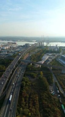 Kraliçe 2. Elizabeth Köprüsü yakınlarındaki Purfleet sanayi bölgesi ve Thames liman altyapısının hava görüntüsü