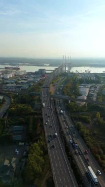 Kraliçe 2. Elizabeth Köprüsü yakınlarındaki Purfleet sanayi bölgesi ve Thames liman altyapısının hava görüntüsü