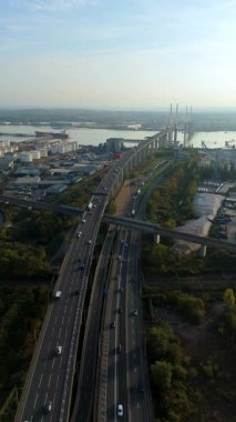 Kraliçe 2. Elizabeth Köprüsü yakınlarındaki Purfleet sanayi bölgesi ve Thames liman altyapısının hava görüntüsü