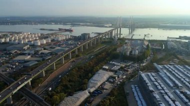 Kraliçe 2. Elizabeth Köprüsü yakınlarındaki Purfleet sanayi bölgesi ve Thames liman altyapısının hava görüntüsü