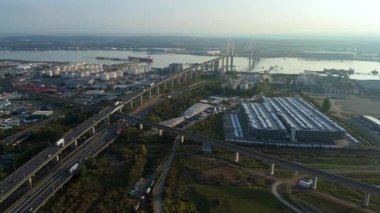 Kraliçe 2. Elizabeth Köprüsü yakınlarındaki Purfleet sanayi bölgesi ve Thames liman altyapısının hava görüntüsü