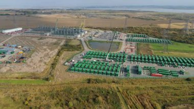 Tilbury İngiltere 'deki Massive BESS Tesisi, Ulusal Şebeke İstikrarı 4K Videosu için Batarya Depolama Altyapısının Sinematik İnsansız Hava Aracı